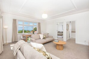 Smart TV - Spacious 3-Bedroom Home in Roslyn with Views (Dunedin)