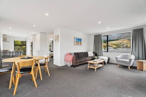 Smart TV - Modern Apartment with Coronet & Remarkables views (Queenstown)