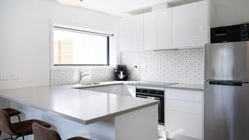 Geladeira, micro-ondas, fogão, cooktop