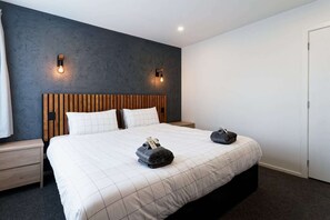 1 slaapkamer, een bureau, een strijkplank/strijkijzer, reisbedje