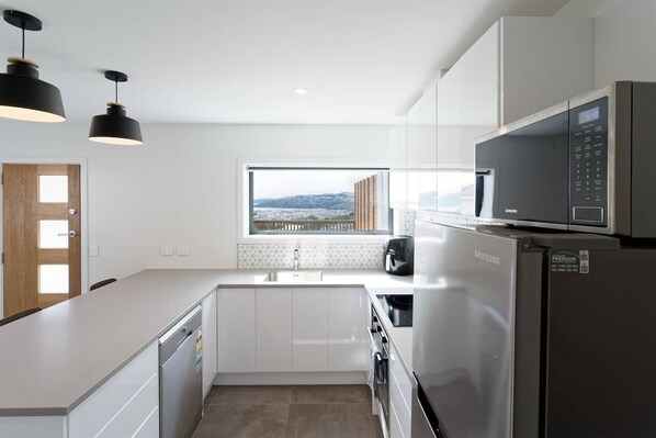 Frigorífico, microondas, horno y placa de cocina