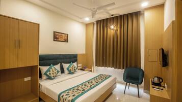 Phòng đôi Deluxe, quang cảnh thành phố | Két bảo mật tại phòng, bàn, khu vực làm việc phù hợp cho laptop