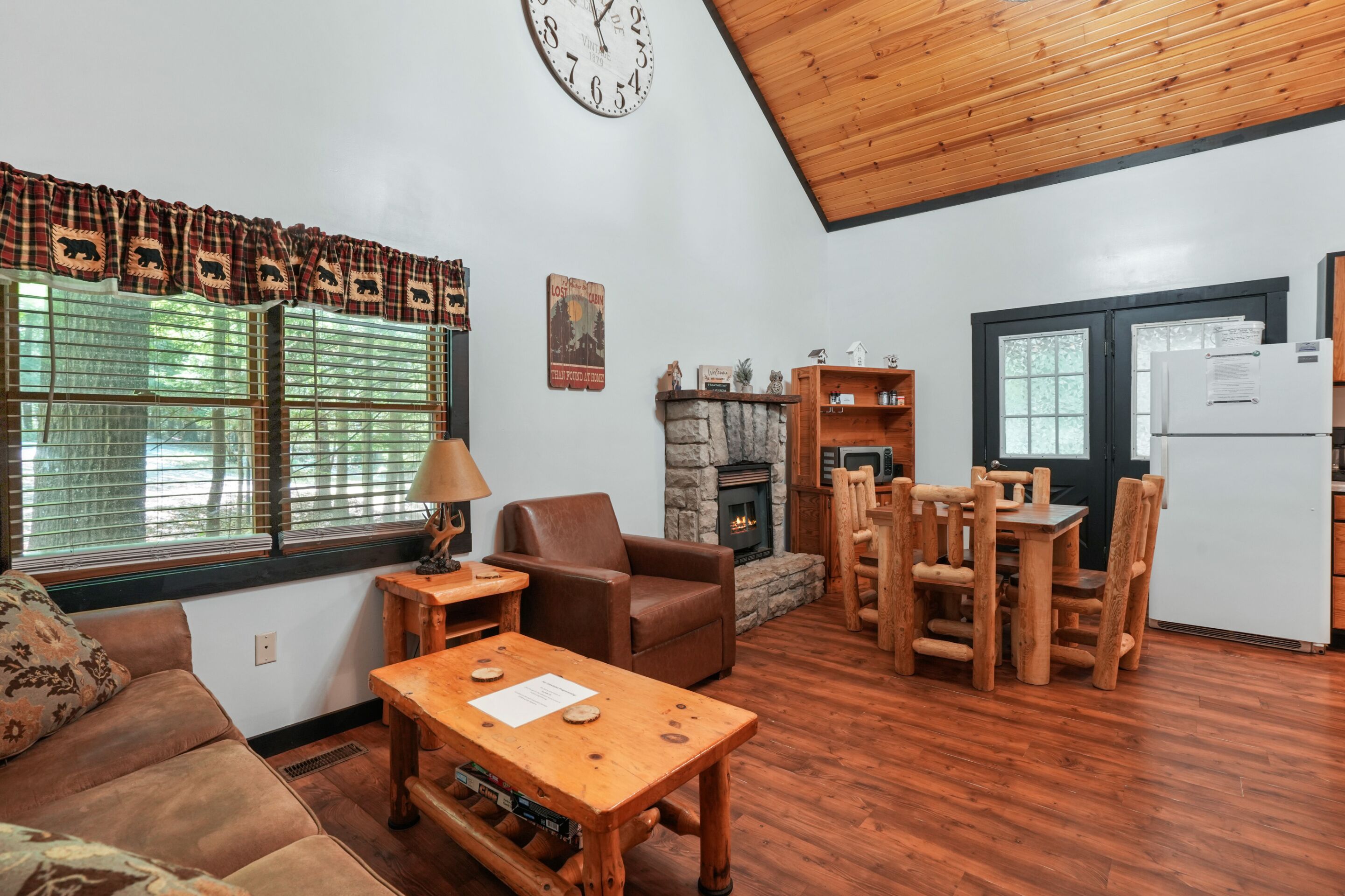 Tv, pejs, dvd-afspiller, bøger