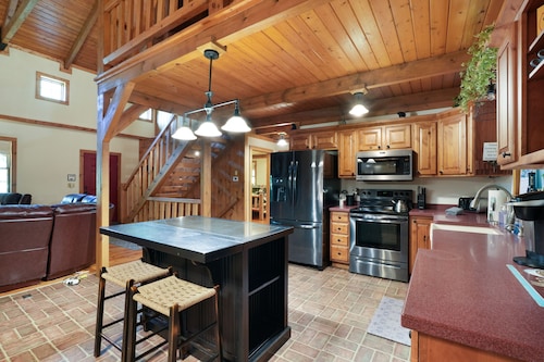 Hummingbird Lodge at Big Pine Retreat, Indoor Pool