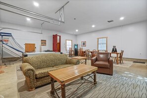 Games room - Hummingbird Lodge at Big Pine Retreat, Indoor Pool (Rockbridge)