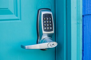 Una puerta con un sistema de cierre remoto.