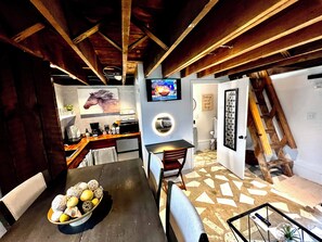 Cabaña de diseñador | Área de sala de estar