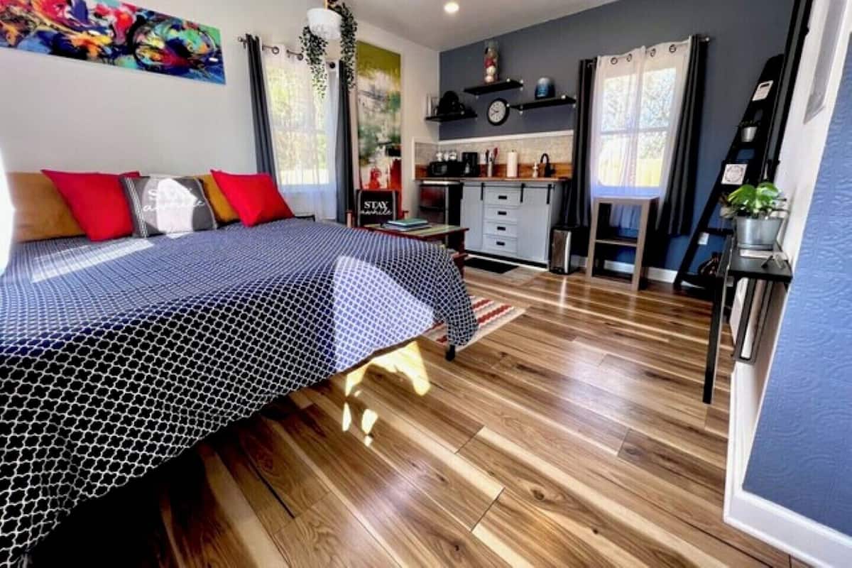 Stay Awhile | 1 bedroom, individually decorated, individually furnished, free WiFi