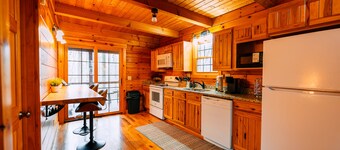 Oak Cabin | Hocking Hills, Romantic Hot Tub