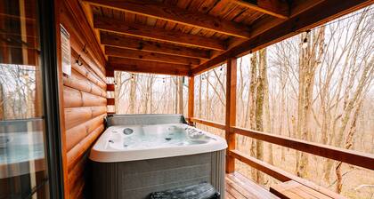 Oak Cabin | Hocking Hills, Romantic Hot Tub