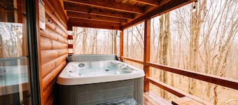 Oak Cabin | Hocking Hills, Romantic Hot Tub