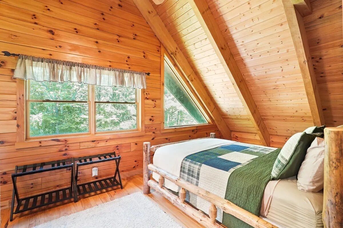 3 bedrooms, desk, iron/ironing board, WiFi (free)