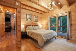 4 bedrooms, WiFi, bed sheets - Hillside Hideaway - Cabin on 6 acres (Logan)