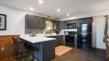 Kühlschrank, Mikrowelle, Ofen, Geschirrspüler