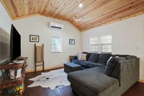 TV, DVD player, books, video library - Ridge Point Cabin | Heart of Hocking Hills (Rockbridge)