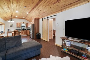Smart-tv, dvd-spelare, böcker och ett filmbibliotek