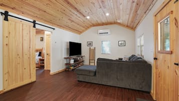 TV connectée, lecteur de DVD, livres, vidéothèque