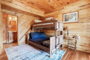 3 bedrooms, desk, iron/ironing board, WiFi
