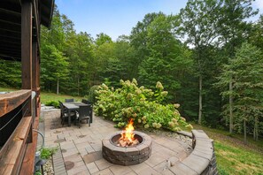 Outdoor dining - Hidden Haven | Hocking Hills, Sleeps 8, Hot Tub (Laurelville)