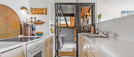 Een koelkast, een kookplaat, een koffiezetapparaat/waterkoker