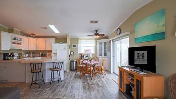 KĂŒhlschrank, Mikrowelle, Ofen, Herdplatte