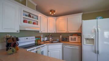 KĂŒhlschrank, Mikrowelle, Ofen, Herdplatte