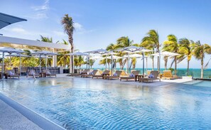 Una piscina al aire libre, una piscina climatizada