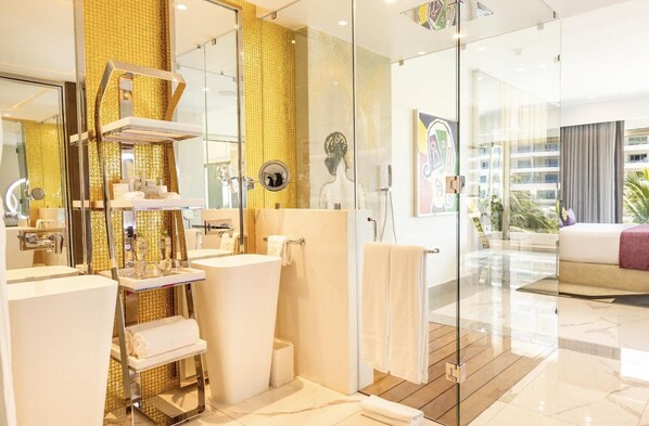 Ducha, secador de pelo, bidet, toallas