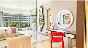 2 habitaciones, caja de seguridad en la habitación y escritorio 
