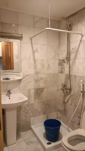 Deluxe fyrbäddsrum - utsikt mot staden | Badrum | Hårtork, tvål, schampo och toalettpapper