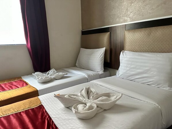 Värdeförvaringsskåp på rummet, skrivbord och mörkläggningsgardiner