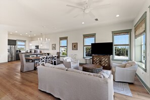 Smart TV - White Whale boasts gulf views from 3 levels, private pool & steps to the beach, pet friendly! (Port Saint Joe)