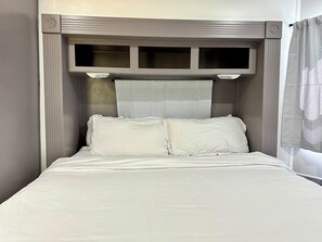 1 bedroom, free WiFi, bed sheets - Mountain Dreams, up to date camper with WiFi & fireplace (Cosby)