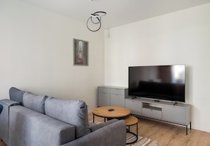 TV - Wilanów Sarmacka Apartment with Garden (Warszawa)