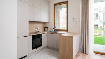 Fridge, oven, stovetop, dishwasher