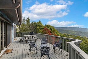 Outdoor dining - Spacious Home with Great Mountain Views (Beech Mountain)
