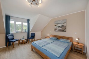 2 bedrooms, desk, iron/ironing board, WiFi