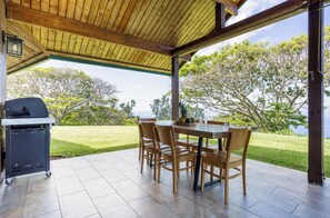 Outdoor dining - Nature Lover's Dream Hawai'i (Kealakekua)