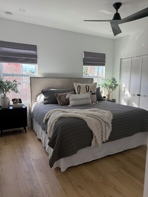 3 bedrooms, desk, WiFi, bed sheets