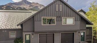Ski In/ Ski Out, Wood Burning Fireplace, Great Location