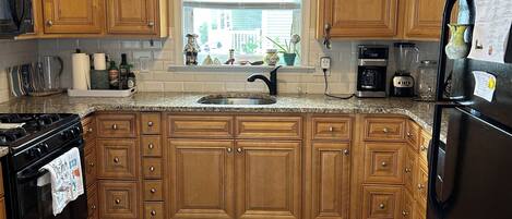 Cookware/dishes/utensils, spices, lobster pot