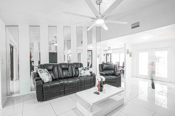 Living area - Spacious 5BR/3BA Cape Coral Home - W/Highspeed Wi-Fi (Cape Coral)