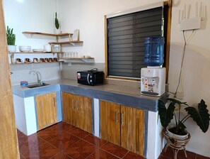 Habitació estàndard, diversos llits, vistes al mar, orientació mar | Cuina privada | Frigorífic petit i utensilis de cuina, vaixella i coberteria