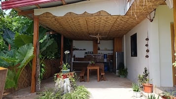 Tủ lạnh nhỏ, dụng cụ nấu nướng/bát dĩa/dao nĩa