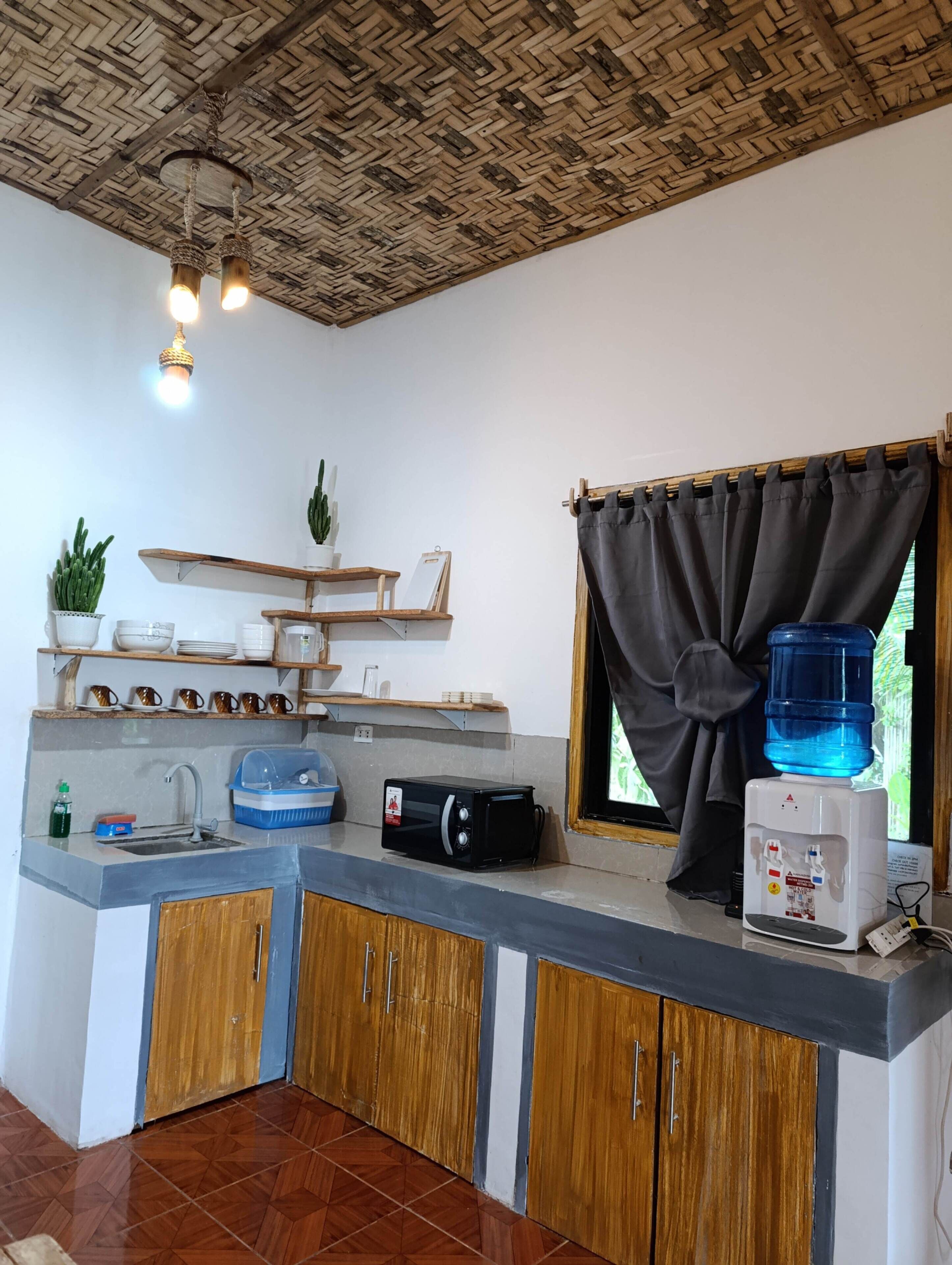 Lemari es kecil dan peralatan masak/sendok-piring