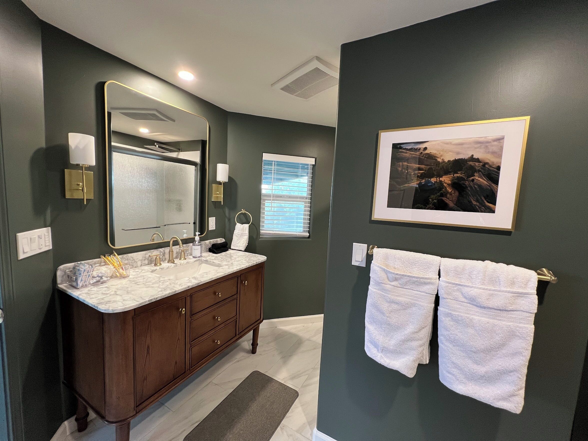 Suihku, hiustenkuivaaja, bidee, pyyhkeet