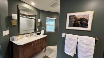 Suihku, hiustenkuivaaja, bidee, pyyhkeet