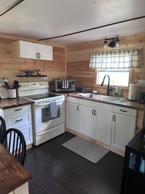 Fridge, microwave, oven, stovetop - Private & Cozy! Close to the Clarion River & State Parks!- Camp Harv est.1994 (Clarington)