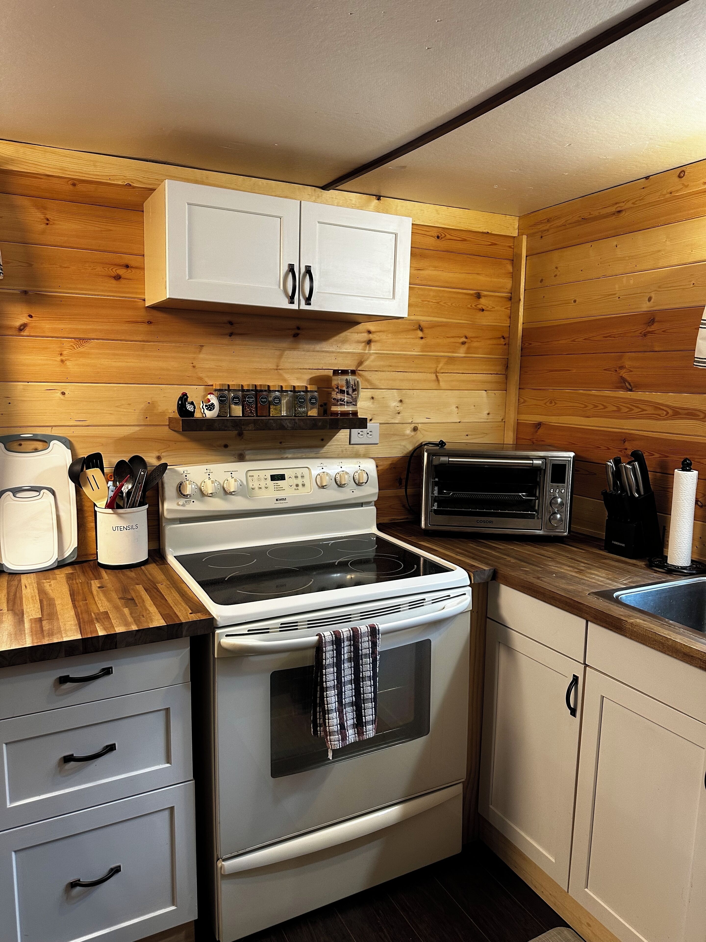 Frigorifero, microonde, forno, piano cottura