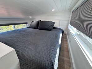 1 bedroom, iron/ironing board, free WiFi, bed sheets - Hot Tub, Pool, King Bed, Views, and easy access to Sedona @ Stargazer Loft! (Cornville)